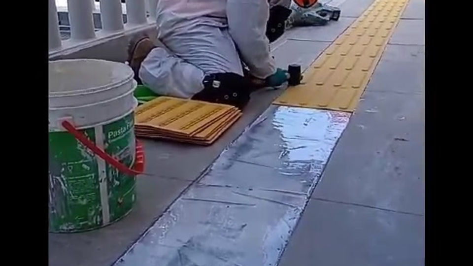 Instalación de piso podotáctil